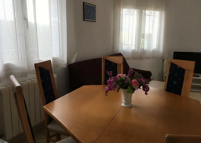 Frente Al Mar - Velazquez Oliva